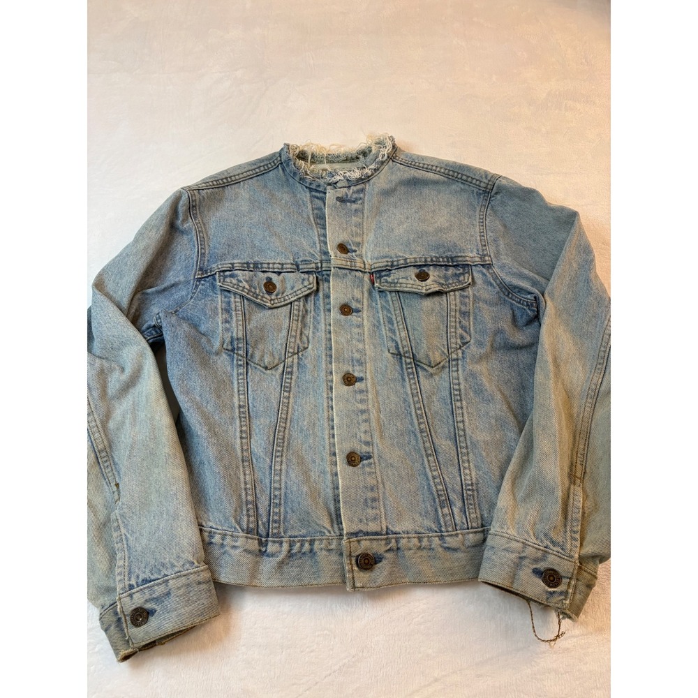 Levi's Denim Trucker Jacket Light Wash Distressed Collar‎ Men's Size M